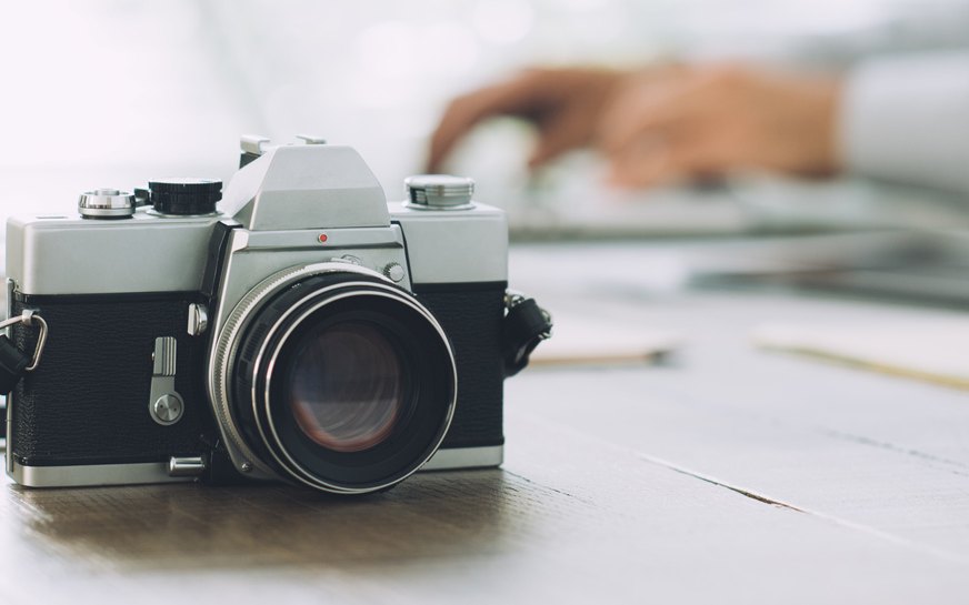 Fotocamera e attrezzatura pronte prima di un servizio per una festa di compleanno a Ugento